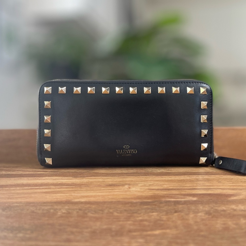 Authentic Valentino Garavani Rockstud black Leather Wallet